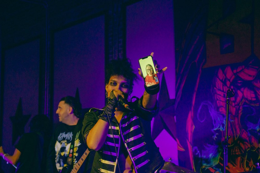 ballistacotc's tweet photo. Made everybody watching us tell my mom happy birthday yesterday, now you tell her 🤨🎤
📸: Amanda Kelley https://t.co/xCI3RdKZOe