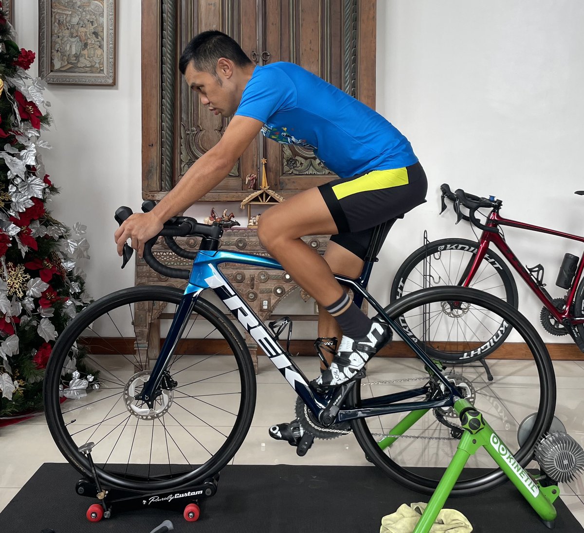 Fitting session with training buddy. Veteran riders, who have not been professionally fitted, often doesn’t realize that they can be more comfortable on the bike when fitted properly. #fitkitsystems #turtlepacesportscoaching #comfortwithpower #trekemonda