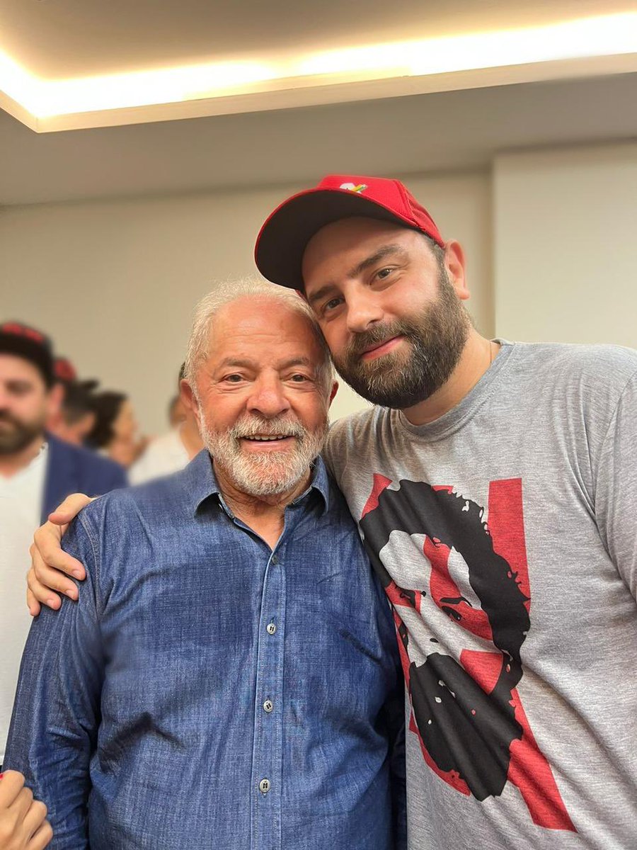 🚨VEJA: Lula posa com o filho Luís Cláudio após vitória sobre Jair Bolsonaro. #Eleições2022