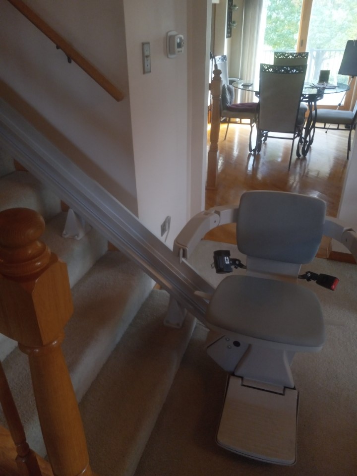 KasperRick's tweet photo. This week, we installed a Bruno Elan stairlift in Tinley Park. Reach out to us at 708-968-1250 for any mobility needs. Visit our YouTube channel to stay more connected with us. #101mobility #Bruno https://t.co/87X7fDaLmE