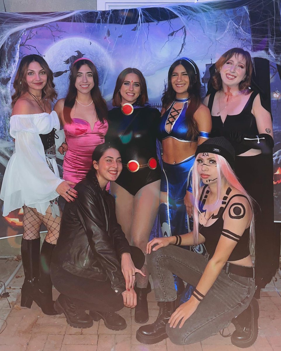 minabrina's tweet photo. Me and my girls 👻 https://t.co/rZ4arWB6Rg