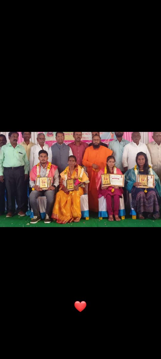 Mareppa0902's tweet photo. ನನ್ನ ತಂಗಿಯ ಉನ್ನತ ವ್ಯಾಸಂಗ ಗಮನಿಸಿ , ಶಹಾಪುರ ತಾಲ್ಲೂಕು ಮಡಿವಾಳ ಸಮಾಜದ ವತಿಯಿಂದ ತಂಗಿಯ ಅನುಪಸ್ಥಿತಿಯಲ್ಲಿ ನನ್ನ ಚಿಕ್ಕಮ್ಮಗೆ ಗೌರವ‌ಸೂಚಕ ಸನ್ಮಾನ ಮಾಡಿದರು... ಈ ಸನ್ಮಾನದಿಂದ ನನ್ನ ತಂಗಿ ತನ್ನ ಜೀವನದಲ್ಲಿ ಇನ್ನೂ ಯಶಸ್ಸಿನತ್ತ ಸಾಗಲಿ ಎಂದು ಹಾರೈಸುವೆ..🎊 https://t.co/azPTiOJngz