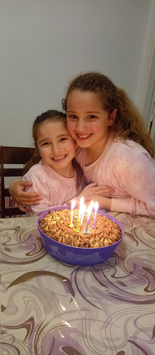 sebaspardomdp's tweet photo. Hoy festejamos.
Las fechas de las operaciones, son cumpleaños.
Para Mili que puso su corazón en las manos de los médicos.
Para Juli que puso su corazón de hermana y hacernos todo fácil lejos de nosotros.
Para nosotros, que tuvimos nuestro corazón viviendo situaciones extremas. https://t.co/gmNFdtmn3K