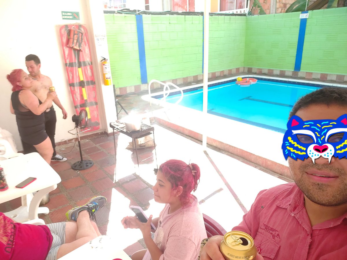 Willsw15's tweet photo. @theliyluna4 después de la rumba de halloween tocó finalizar con piscina 😏😏🍆 https://t.co/znB5ZNwjLM
