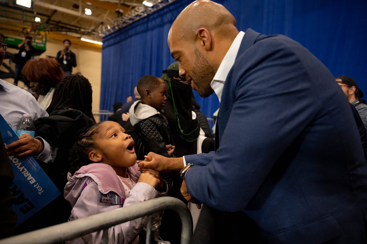 .@TheOtherMandela talks with a young supporter in Milwaukee, WI