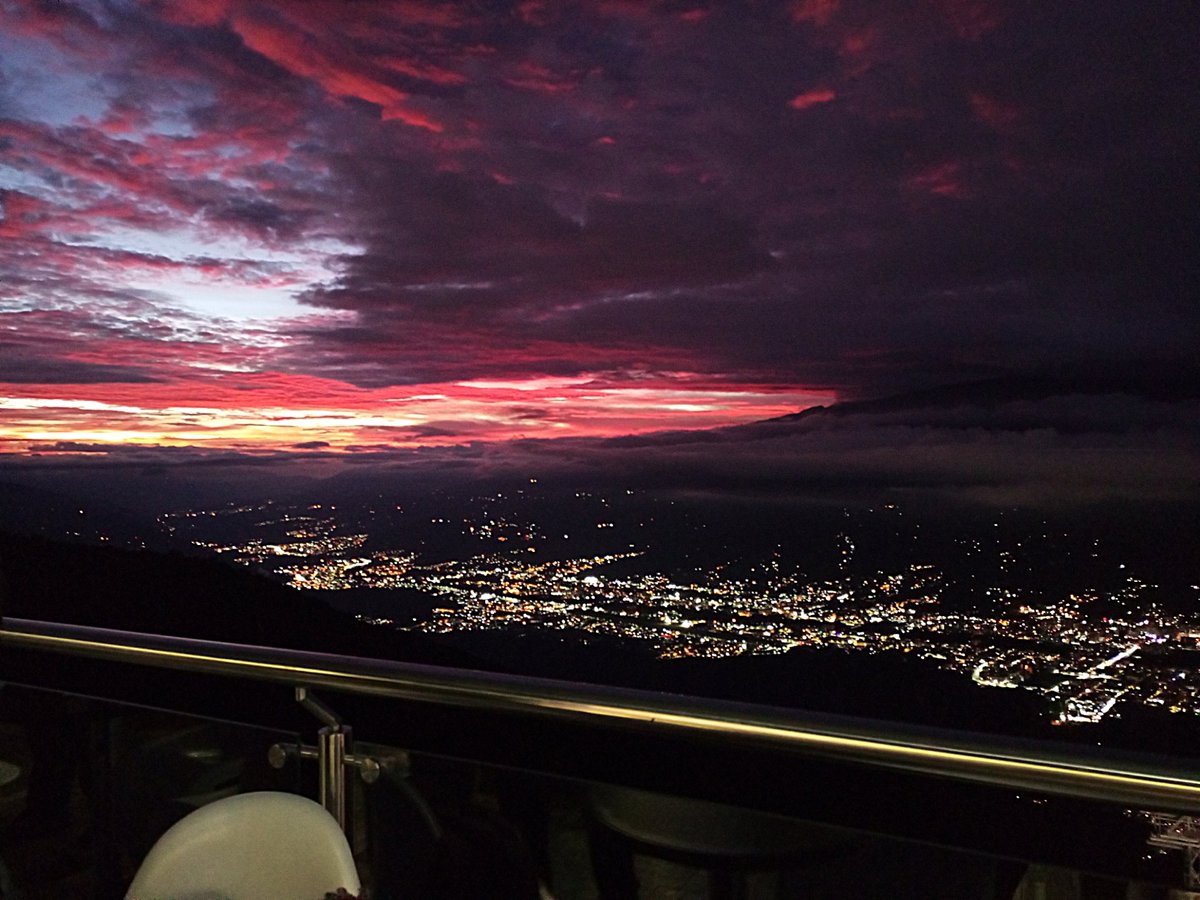 MoraAlbanny's tweet photo. Un lindo atardecer desde el Teleférico de Mérida 🥺 https://t.co/NaI85sumFN