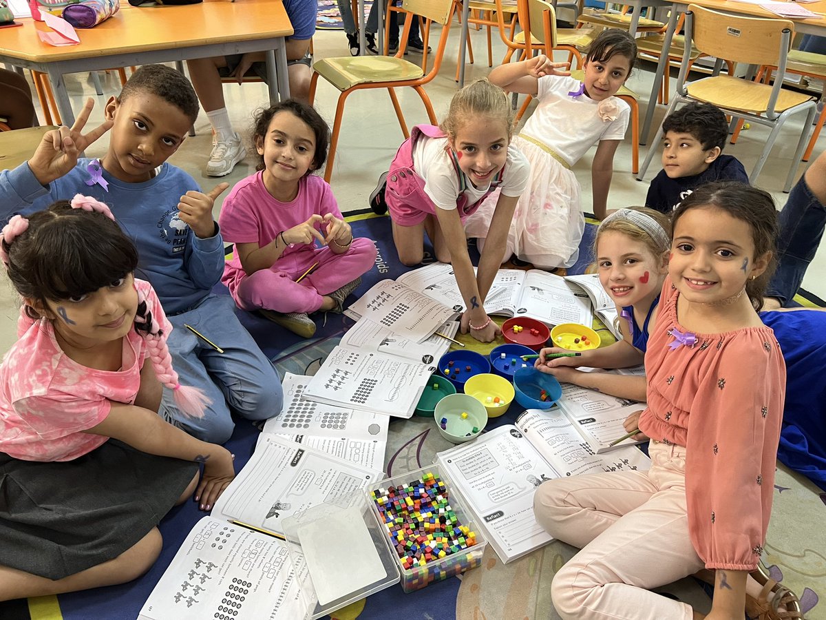 MsRebecca07's tweet photo. It’s crucial to ensure that students are embedding division strategies like sharing to support them in the build up to assessments. We used bowls and cubes to divide by 4 and 8 - the students loved the physical aspect of the lesson! #concreteresources #sharing #powermaths https://t.co/YqqxkpiXPC