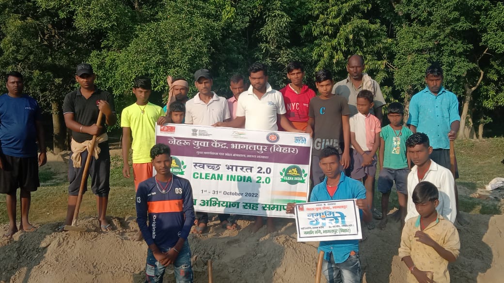 rahulnykbgp's tweet photo. #CleanIndia2 #cleanindia2022 स्वच्छता अभियान समापन 31अक्टूबर  को शपत लेते युवा साथी। @Nyksindia @BiharNyks @YuvaBhagalpur @ngbgp @cleanganganmcg @YASMinistry @DMbhagalpur @yadavtejashwi https://t.co/p3IZ3RCMWL