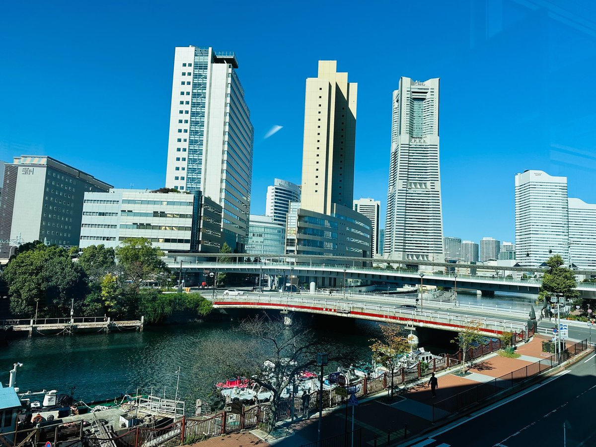 MIRAIBOX's tweet photo. こんにちは！未来ボックスです！

横浜の天気は晴🌞
今日はハロウィンですがお仕事頑張りましょう🎃
💫👻Happy Halloween👻💫

#企業公式 #企業公式が地元の天気を言い合う
#求人 #エンジニア #桜木町 
#ハロウィーン https://t.co/wRxqE5KzlU