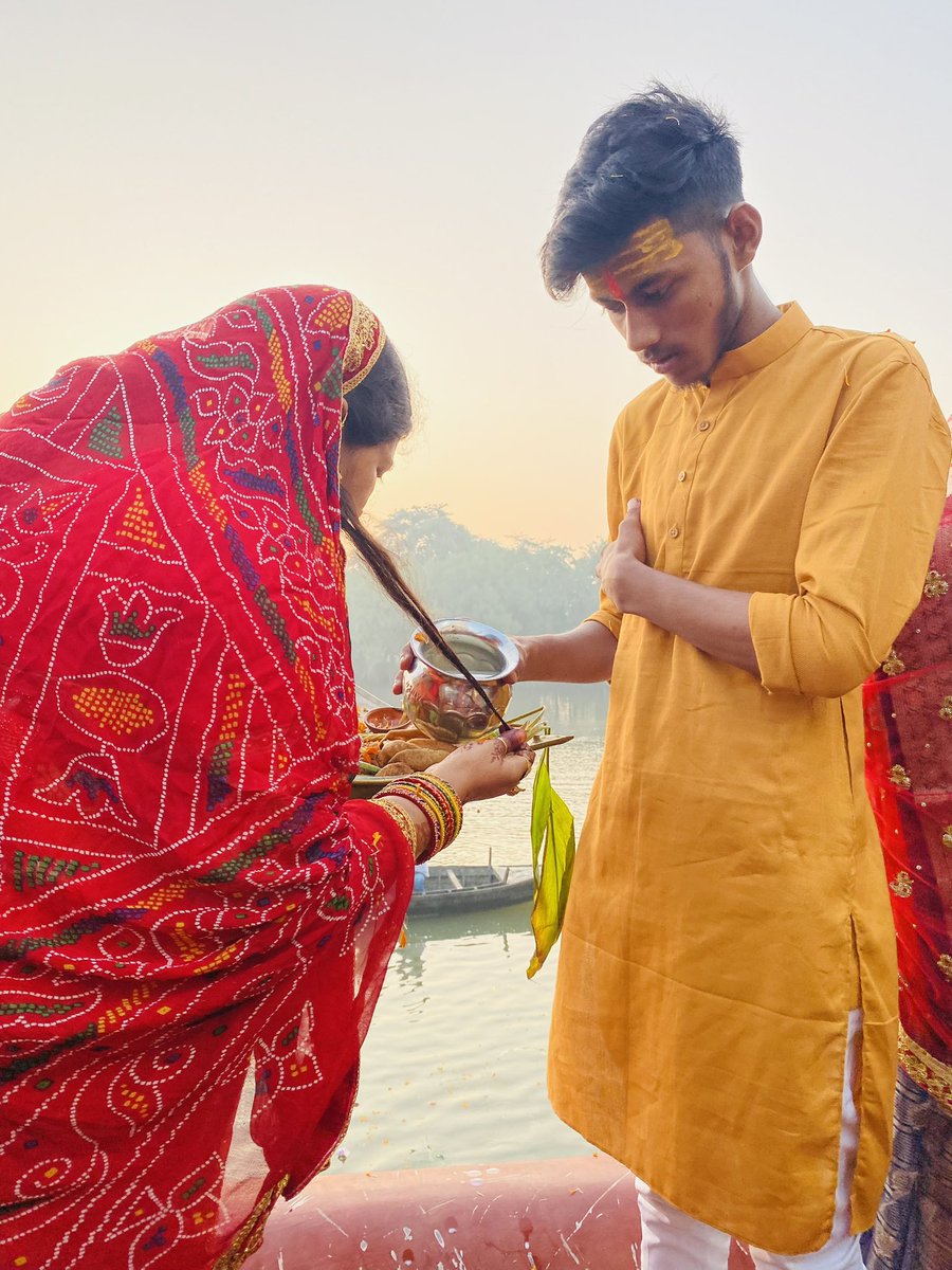 BjpSangita's tweet photo. आस्था, पवित्रता व सूर्य उपासना के महापर्व छठ पूजा में उगते हुए सूरज को अर्घ्य दिया । मईया से ईह कामना बा हमरे नगर में सुख समृद्धि व शान्ति बनल रह । 

जय छठ मईया !! https://t.co/wUEbJoLkNX