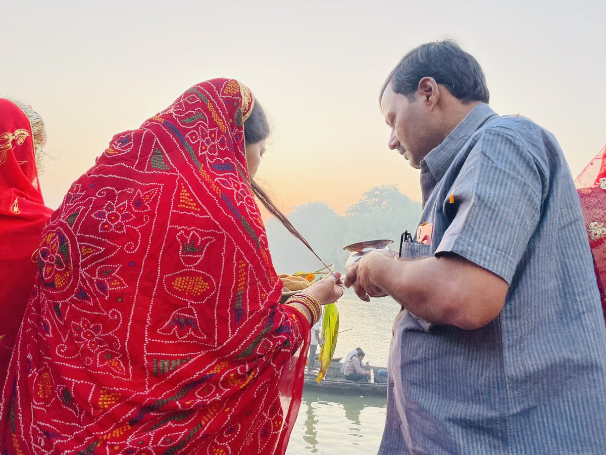 BjpSangita's tweet photo. आस्था, पवित्रता व सूर्य उपासना के महापर्व छठ पूजा में उगते हुए सूरज को अर्घ्य दिया । मईया से ईह कामना बा हमरे नगर में सुख समृद्धि व शान्ति बनल रह । 

जय छठ मईया !! https://t.co/wUEbJoLkNX