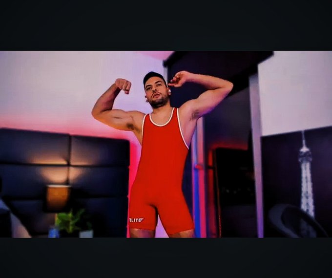 Wanna wrestle with me??https://t.co/7E0ibX9jDu https://t.co/mjOfzvv0u2