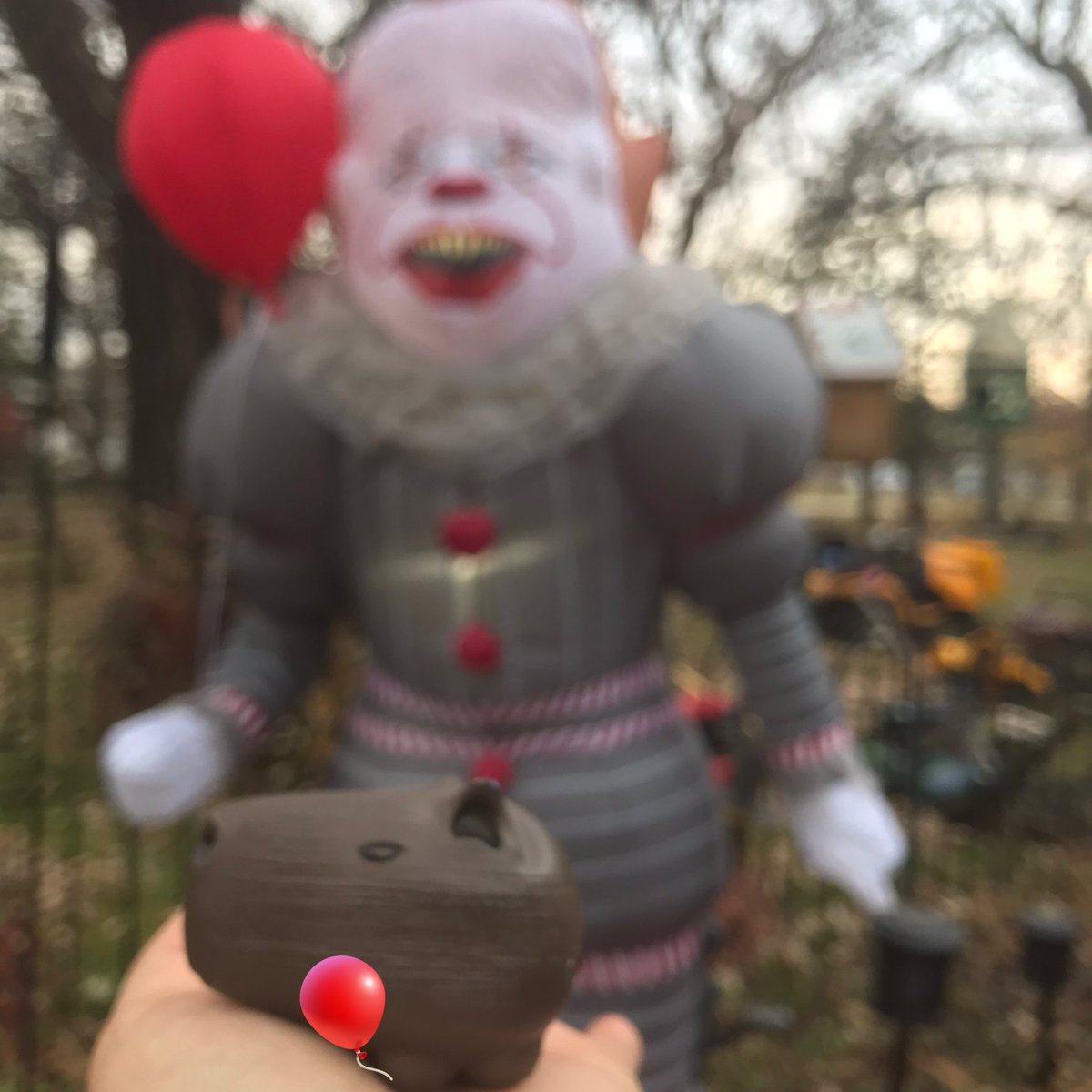 CapySkull's tweet image. does anyone know this guy? 🎈🤡  

…he gave me a balloon! 
#it 

#capibara
#capybara  #halloween 
#teapet