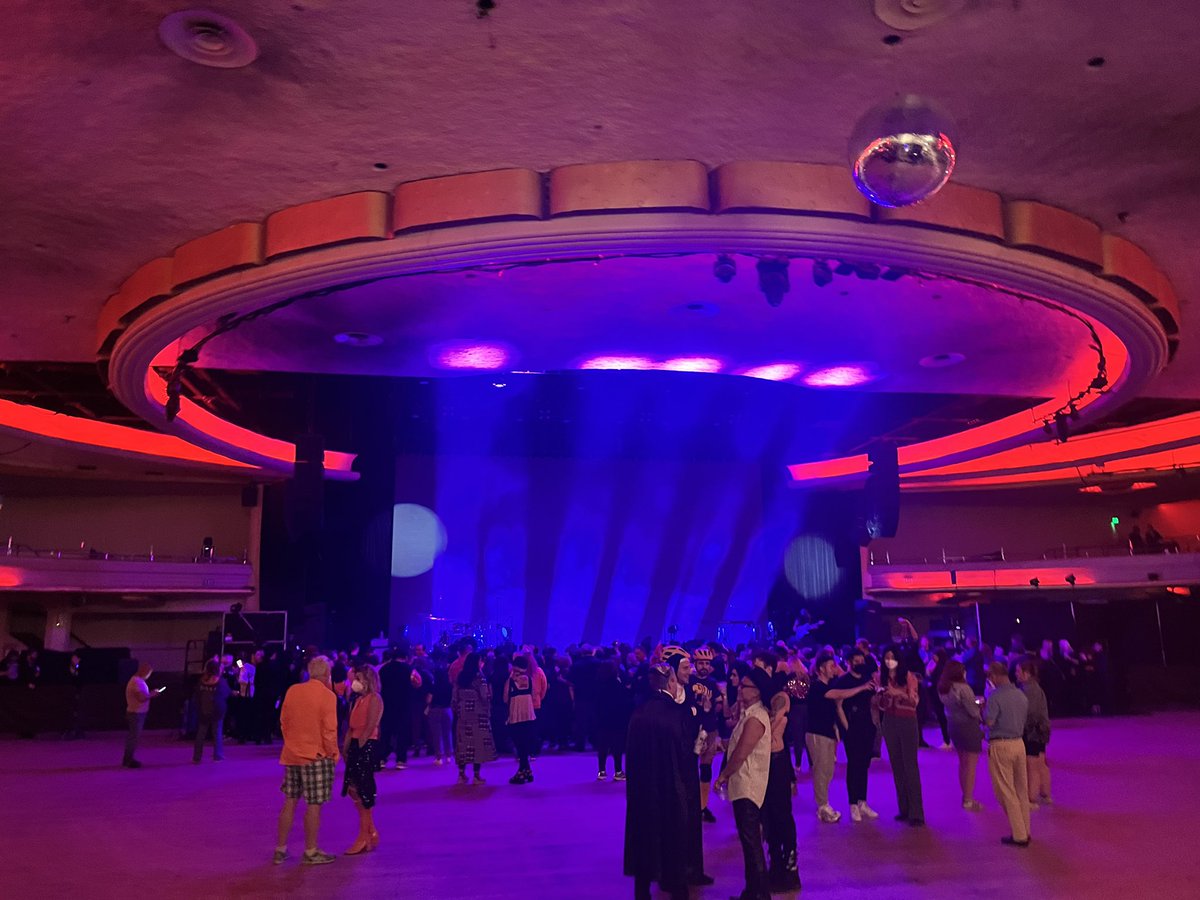 robckeys's tweet image. More than half empty venue 🤷🏻‍♂️