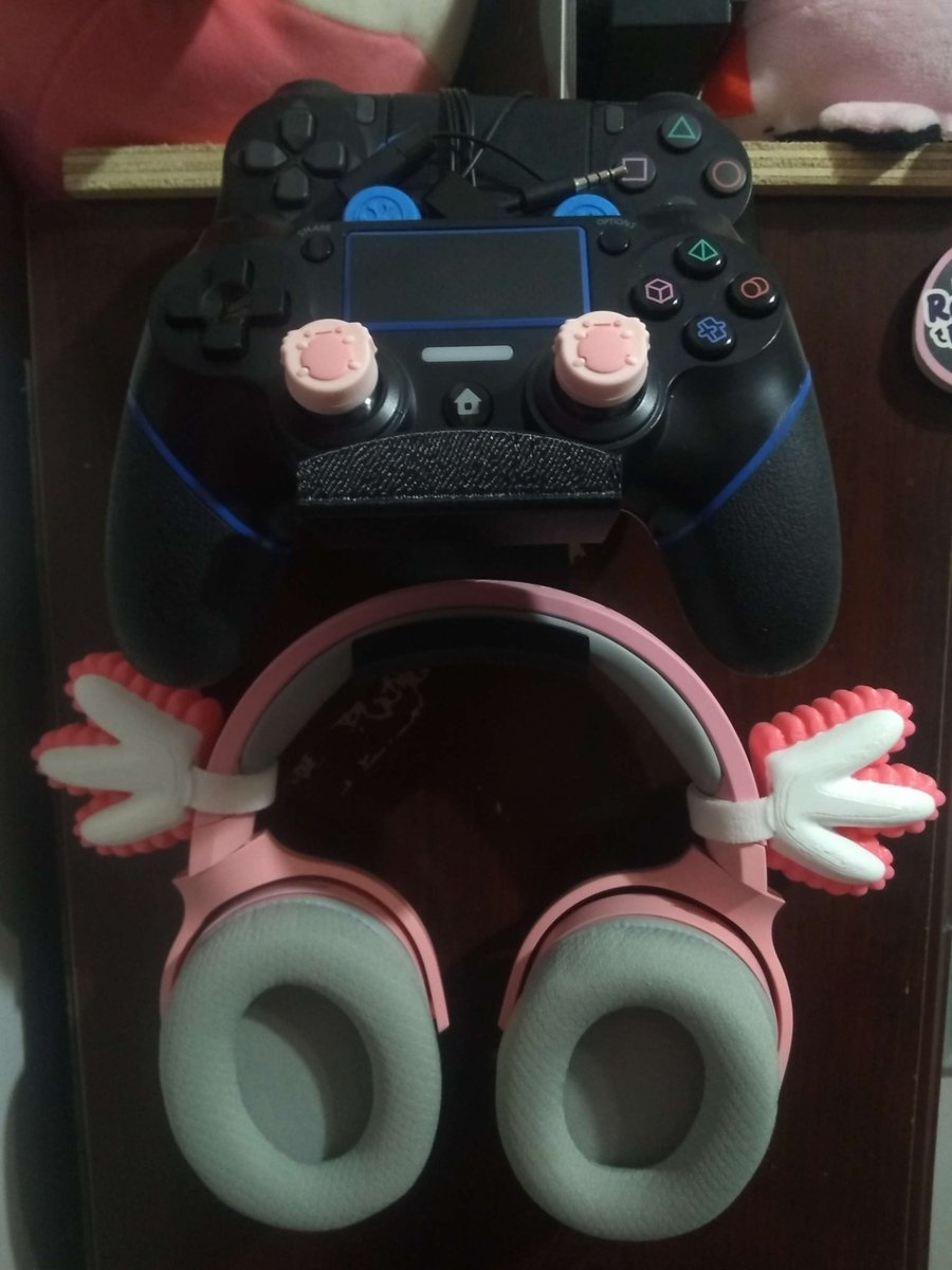 Amanda_Axolotl's tweet photo. My axolotl collection grows stronger by the day #plushie #toys #Amphibiatober #axolotl #plushlove #Plushtober2022 #buildabear #pillowpet #Minecraft #squishmallows #teeturtle #puppets #cablebite https://t.co/gO9OV1TQSX