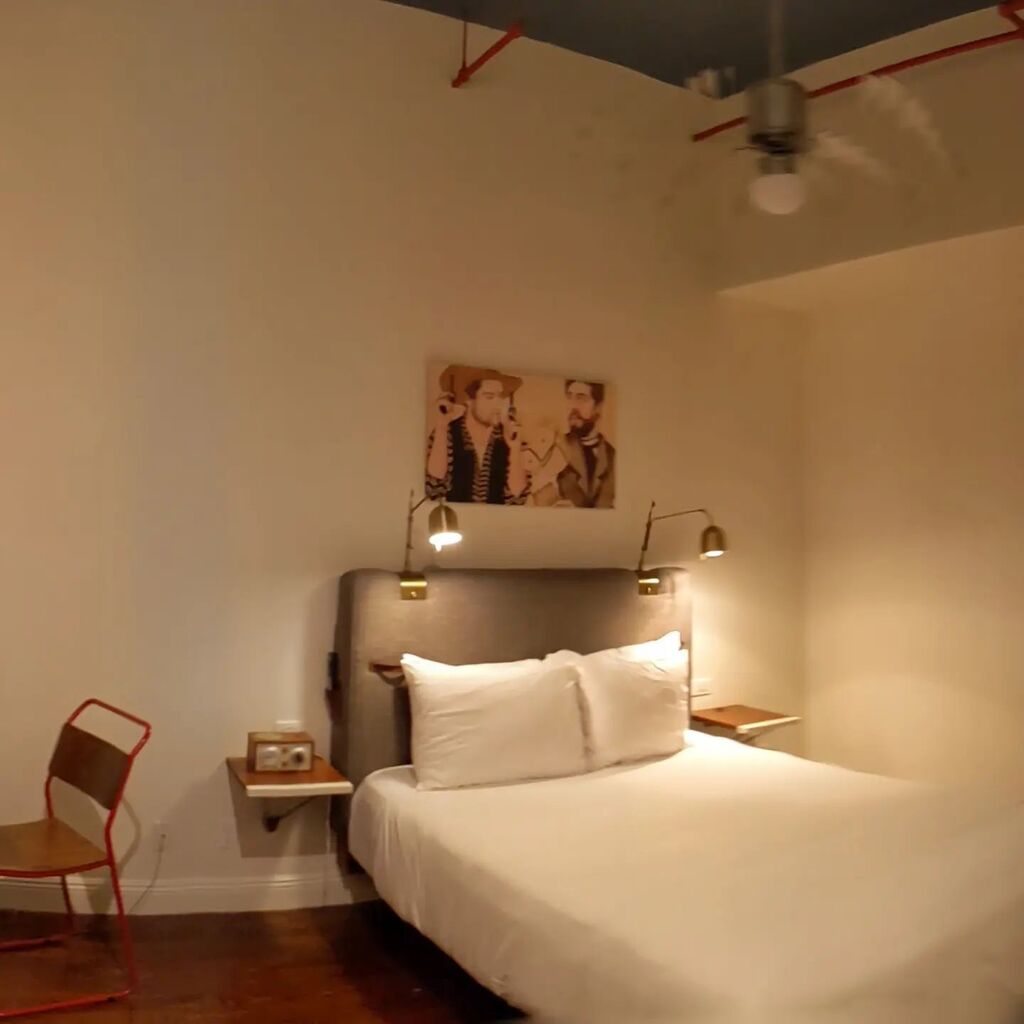 AideeLadnier's tweet photo. This is by far, one of the coolest little rooms I've ever stayed in https://t.co/MV91lPrYsT https://t.co/8zYldvLYUM