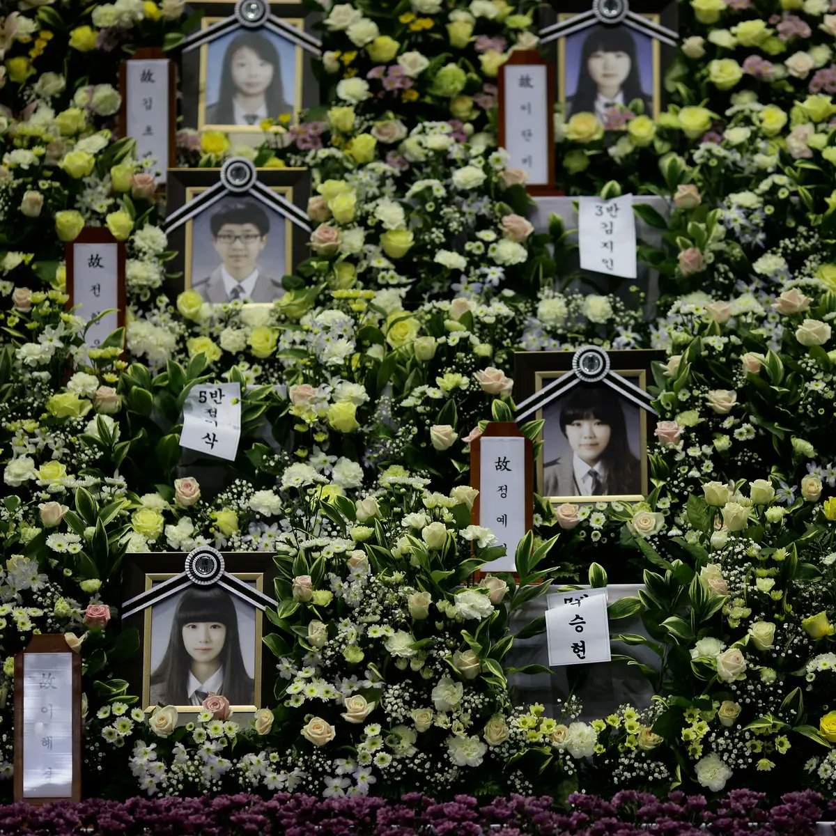 historiente's tweet photo. #CoreadelSur 🇰🇷 Familiares de las víctimas del Ferry Sewol mandan sus condolencias a familias y allegados de las víctimas de la tragedia de Itaewon y condenan a la mala organización del gobierno y proclaman justicia. #itaewon #이태원 #Seul #Seoul #SouthKorea #prayforitaewon https://t.co/SNRjh8qQf8