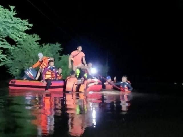 iamgoddes's tweet photo. RESCUE OPERATIONS, NAGPAPATULOY SA CAGAYAN 

Patuloy na inililikas ng Philippine Coast Guard District Northeastern Luzon ang mga residenteng na-trap sa kanilang tahanan sa #Tuguegarao City at Solana, #Cagayan dahil sa mataas na baha dulot ng Bagyong #PaengPH. https://t.co/PUlVLaxYw8