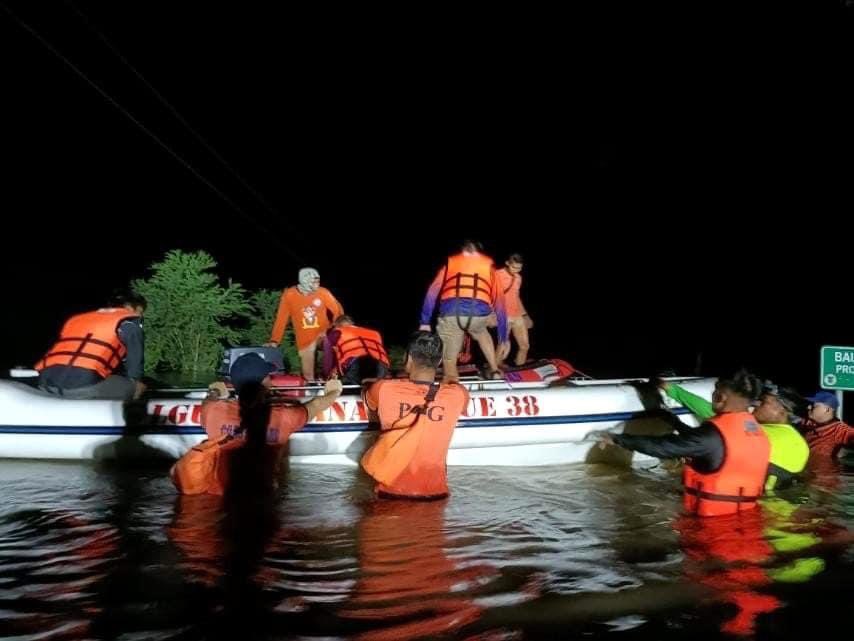 iamgoddes's tweet photo. RESCUE OPERATIONS, NAGPAPATULOY SA CAGAYAN 

Patuloy na inililikas ng Philippine Coast Guard District Northeastern Luzon ang mga residenteng na-trap sa kanilang tahanan sa #Tuguegarao City at Solana, #Cagayan dahil sa mataas na baha dulot ng Bagyong #PaengPH. https://t.co/PUlVLaxYw8
