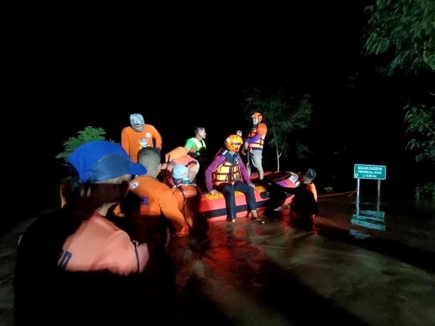 iamgoddes's tweet photo. RESCUE OPERATIONS, NAGPAPATULOY SA CAGAYAN 

Patuloy na inililikas ng Philippine Coast Guard District Northeastern Luzon ang mga residenteng na-trap sa kanilang tahanan sa #Tuguegarao City at Solana, #Cagayan dahil sa mataas na baha dulot ng Bagyong #PaengPH. https://t.co/PUlVLaxYw8