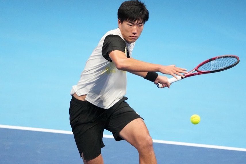 dunloptennisjp's tweet photo. #全日本テニス選手権 男子ダブルス準優勝🥈柚木武選手 @takeru092 

昨年覇者の上杉・松井組との対戦。この対戦は今年1勝1敗の戦績でした。
196cm左利きから繰り出される柚木選手のサーブゲームは見ていて安心感がありました。残念ながら準優勝となりましたが、今後の活躍にもご期待ください✨ https://t.co/unp0hvz5LR