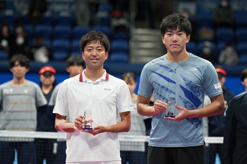 dunloptennisjp's tweet photo. #全日本テニス選手権 男子ダブルス準優勝🥈柚木武選手 @takeru092 

昨年覇者の上杉・松井組との対戦。この対戦は今年1勝1敗の戦績でした。
196cm左利きから繰り出される柚木選手のサーブゲームは見ていて安心感がありました。残念ながら準優勝となりましたが、今後の活躍にもご期待ください✨ https://t.co/unp0hvz5LR