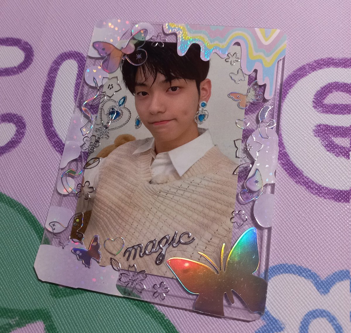 yoonmincaptor's tweet photo. Não tenho condições de fazer sorteio de card, então resolvi fazer um de top loader decorado! 
Para participar basta:

- ⭐ me seguir
- ⭐ dar rt e curtir

O ganhador poderá escolher a estética e os detalhes do top loader 🫶 (Esses na foto são alguns que eu já fiz) https://t.co/6GhhZebTPn