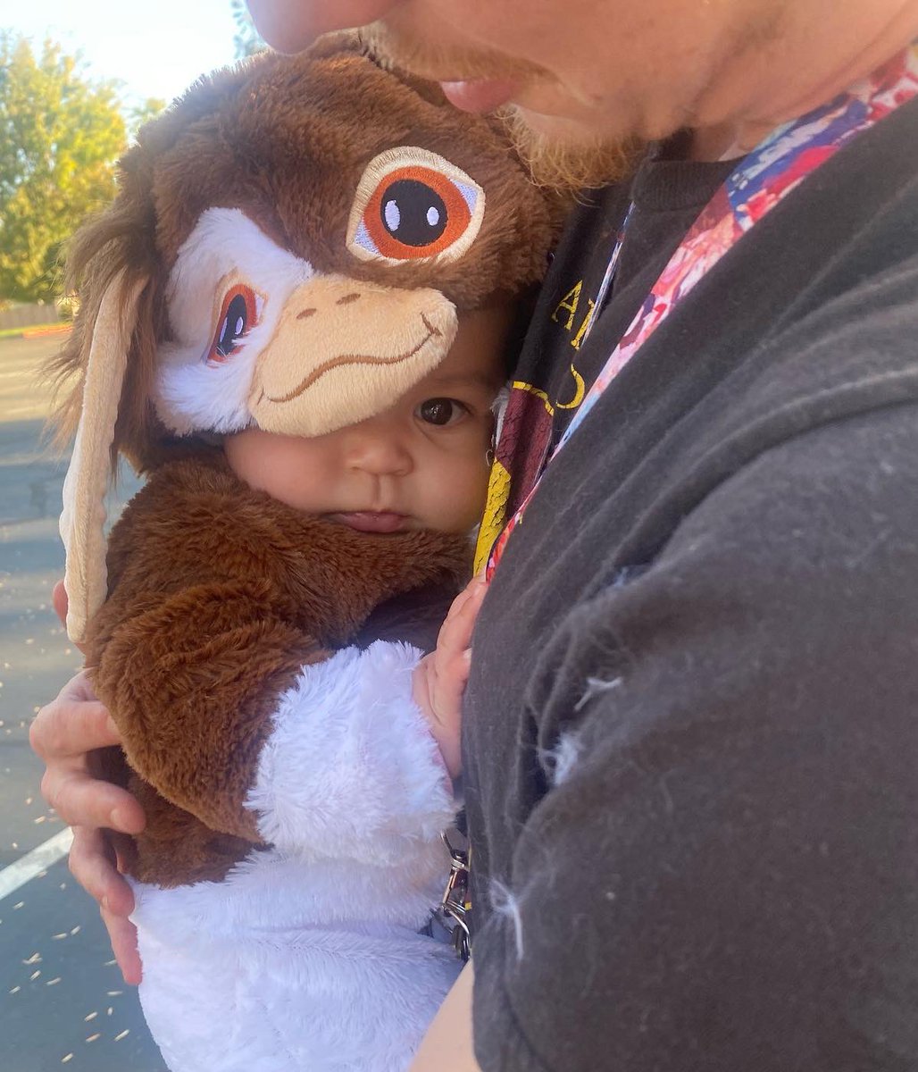 maesfl0w_'s tweet photo. zyla's first Halloween 🫶🧹🕯🍂 https://t.co/glZmjogYTT