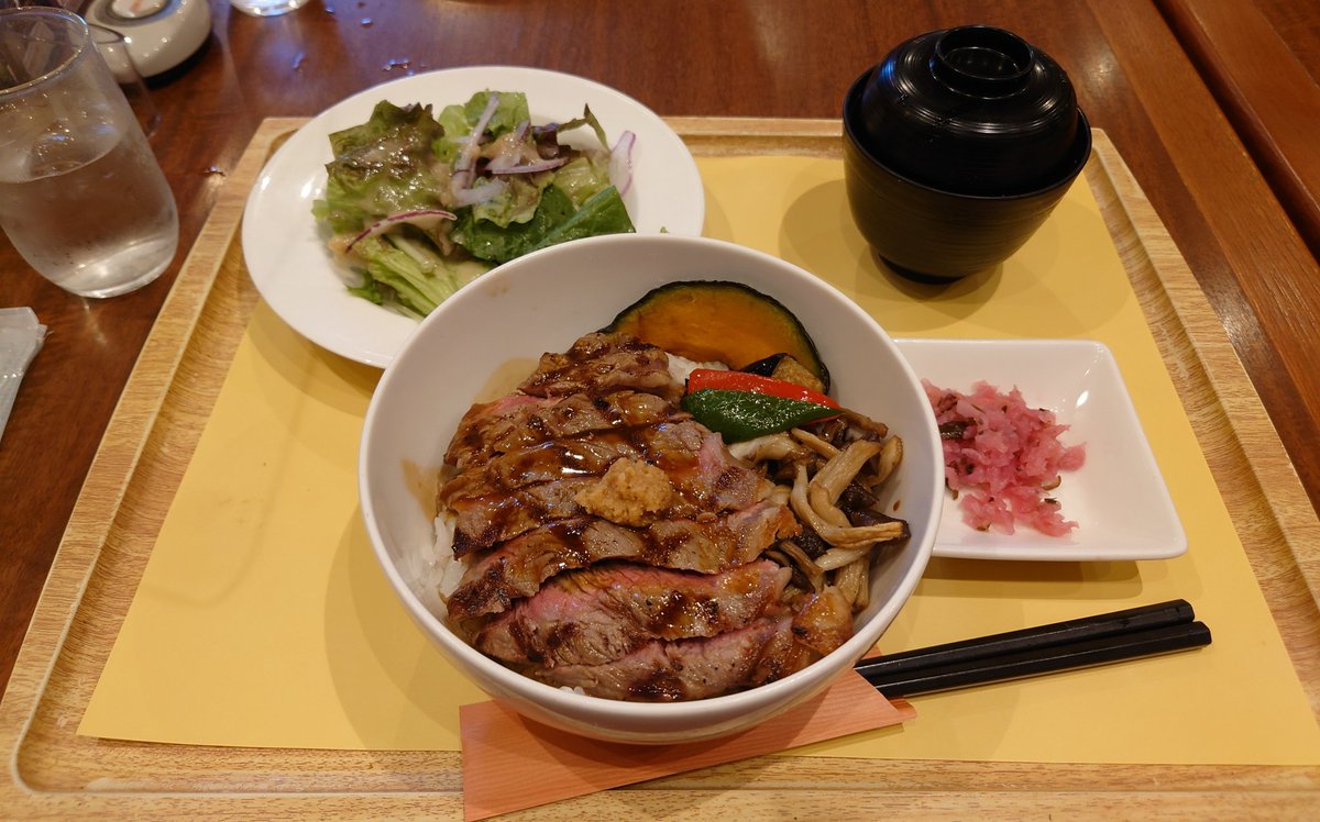 nondoa1's tweet photo. 昨日のLIVE前の腹ごしらえのランチ😋
ステーキ丼🍖
ボリュームもあったけど LIVEが幸せいっぱい胸いっぱいで 夕食食べてなかった(笑)
#doaLIVE
#余韻 https://t.co/1jY6db1xyh