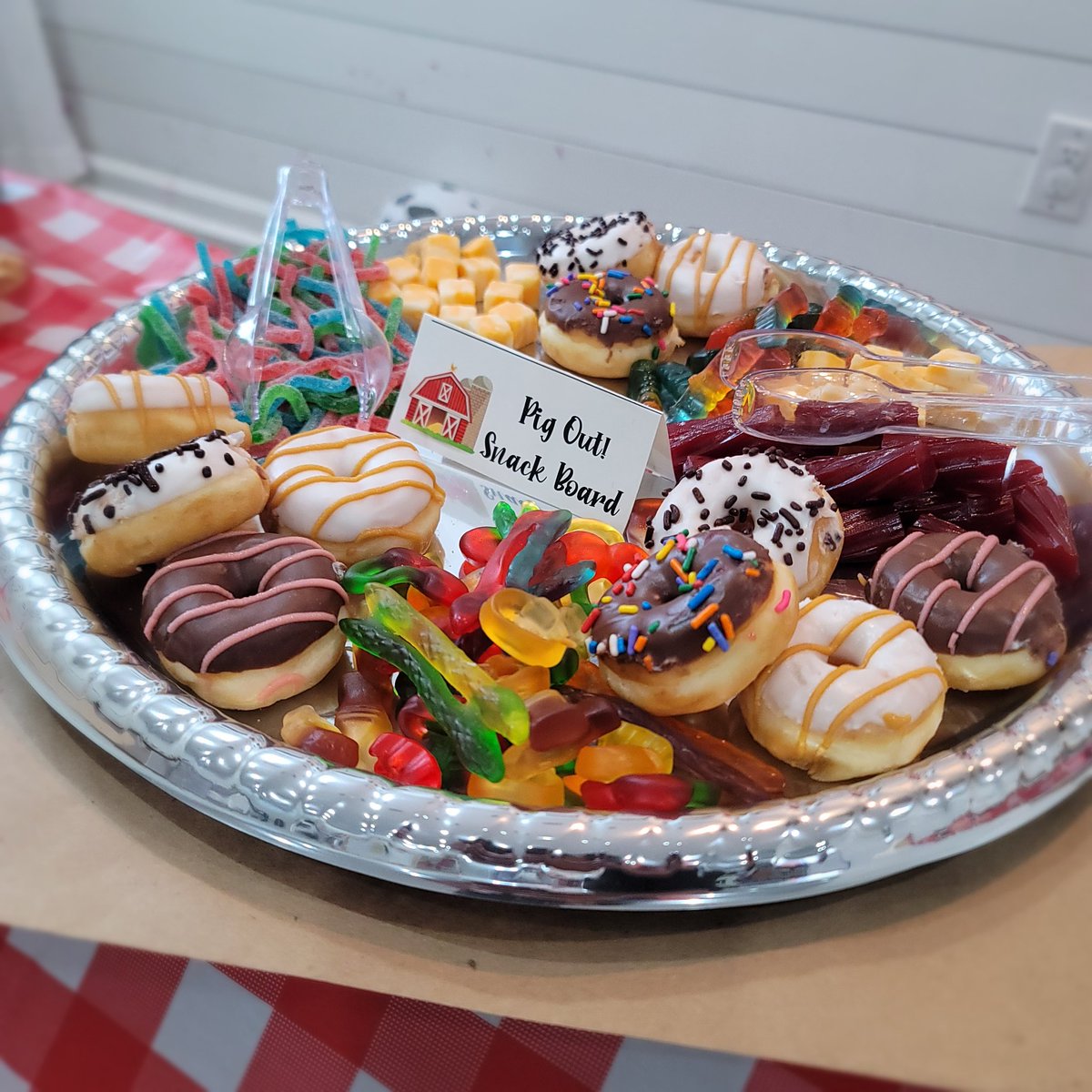IheartMathk_5's tweet photo. 🐷🐣🐴🚜🐄🍿🥳

Our Barnyard Movie Bash was a hit!! Students enjoyed a picnic style lunch, a concession snack bar, Charlotte's Web 2, and a bubble dance party, on the big screen! Snack bar link below!

https://t.co/3XiV8bkNAU

#BrightMindsSTEAM
#EngageDiscoverPlayLEARN https://t.co/D9mfkoezSb