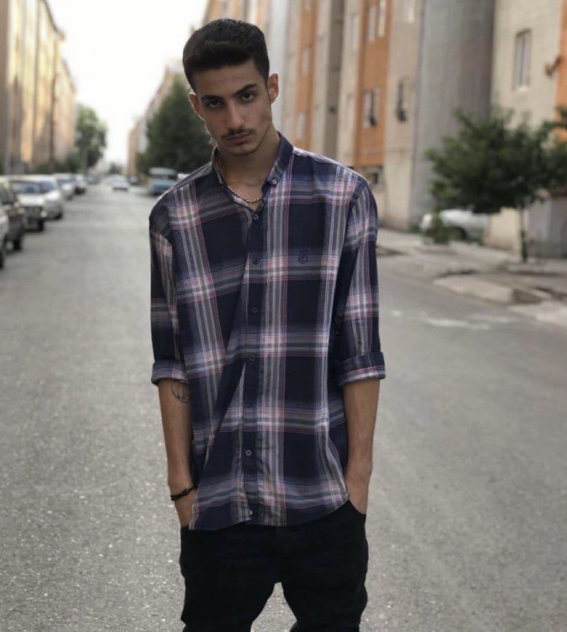 بهش تو ۱۷ سالگی حکم اعدام دادن :) 
میفهمید ؟؟؟ اعدام 
اعدام……
سکوت نکنید نذارید این جوونمونم ازمون بگیرن ، صدای #سهیل_خوشدل باشید لطفا 
یا این زیر براش هشتگ بذارید یا حداقل ریت کنین!!!!!!
#مهسا_امینی