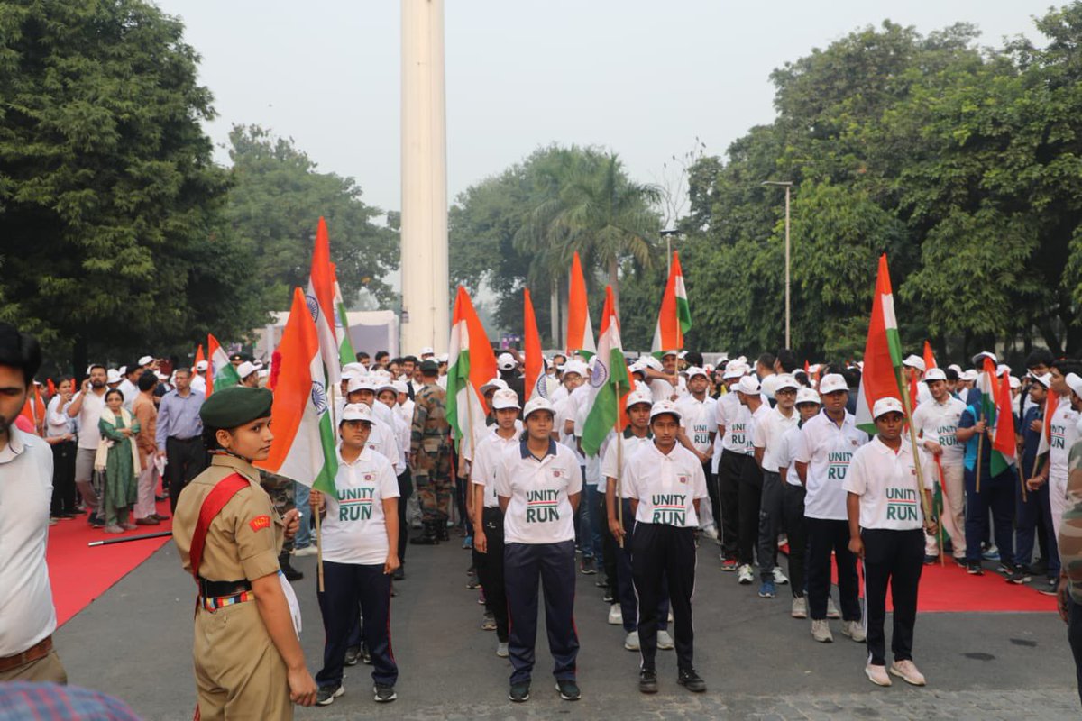 #RashtriyaEktaDiwas के पुनीत अवसर पर आज @UnivofDelhi में #Run4Unity को flag-off करने का सौभाग्य प्राप्त हुआ। आजादी के बाद देश को एकजुट करने और आज के भारत के एकीकृत रूप को बनाने में सरदार वल्लभभाई पटेल जी के लौह इरादों, राजनीतिक इच्छाशक्ति और नेतृत्व क्षमता का अतुलनीय योगदान है।