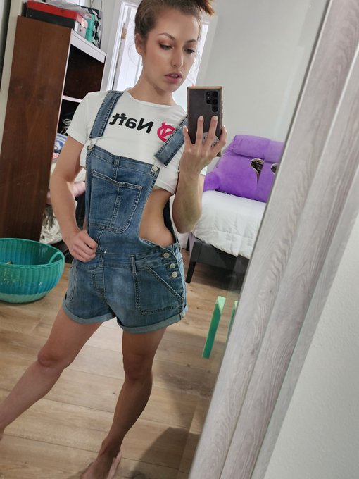 Do you like my outfit better on or off?🤔 I hid the photo somewhere else😘😜 https://t.co/8z9zlZRAG7