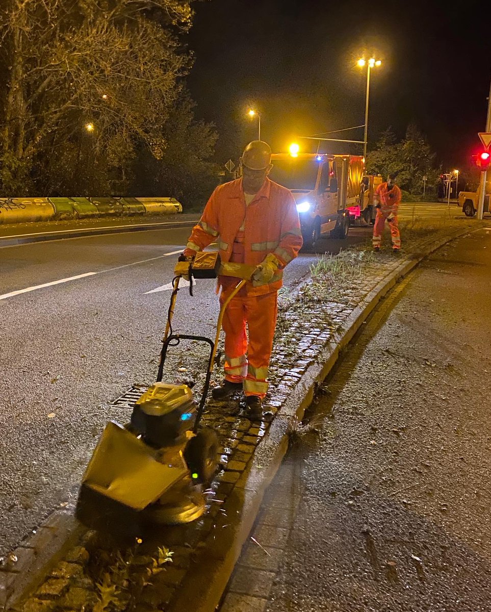 Nachts in der Stadt: Es ist ruhig auf den Straßen. Nur noch wenige sind unterwegs. Auch einige von unseren Kollegen gehören dazu. Sie entfernen beispielsweise Unkraut an Verkehrsteilern (Kreuzungsbereiche), leeren Papierkörbe und reinigen die Straßen. #stadtsauberkeit #leipzig