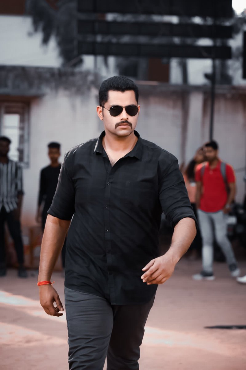 ashwatha_rebel's tweet photo. Boss Looks a Massive💥 Wait For the Mass Of BadManners😎💪 Nature Of Rebel Attitude Just Wait For the Entry ❤‍🔥😍 #YoungRebelStar #Rebel
#Badmanner #Kaali #AA04 https://t.co/kyLxwjZBw5
