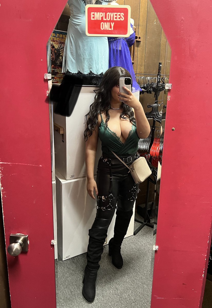 Sarah Arabic ️‍🔥 on Twitter: "Impromptu Halloween kink party! Who wants