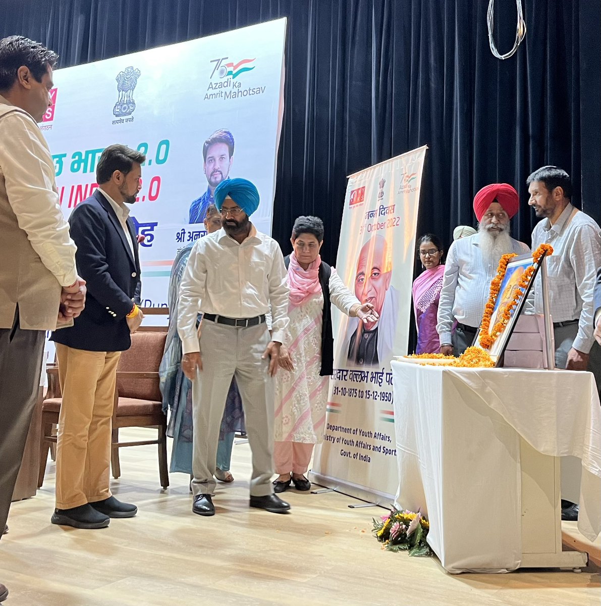 PIBChandigarh's tweet photo. Hon’ble Union Minister @ianuragthakur pays tribute to #SardarPatel and stands for the #NationalSong https://t.co/wbs55ssgax