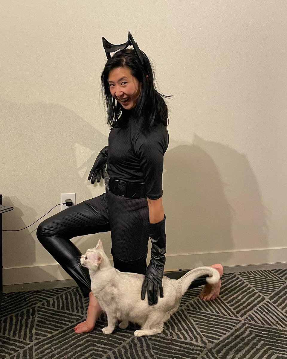clare_chun's tweet photo. I heard it was #nationalcatday and Halloween. I combined both. Then there was a blackout. How fitting. 🕯 👻 🎃 https://t.co/PNYuUUSX9L