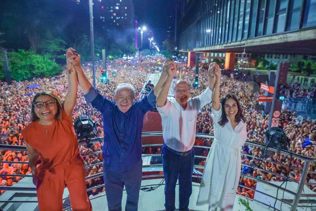 Obrigado a todas as brasileiras e brasileiros que confiaram no presidente <a href="/LulaOficial/">Lula</a>  e na nossa frente neste domingo. Só a liderança de Lula teria condições de vencer a máquina de mentiras e o uso da máquina pública na dimensão que foi feita.