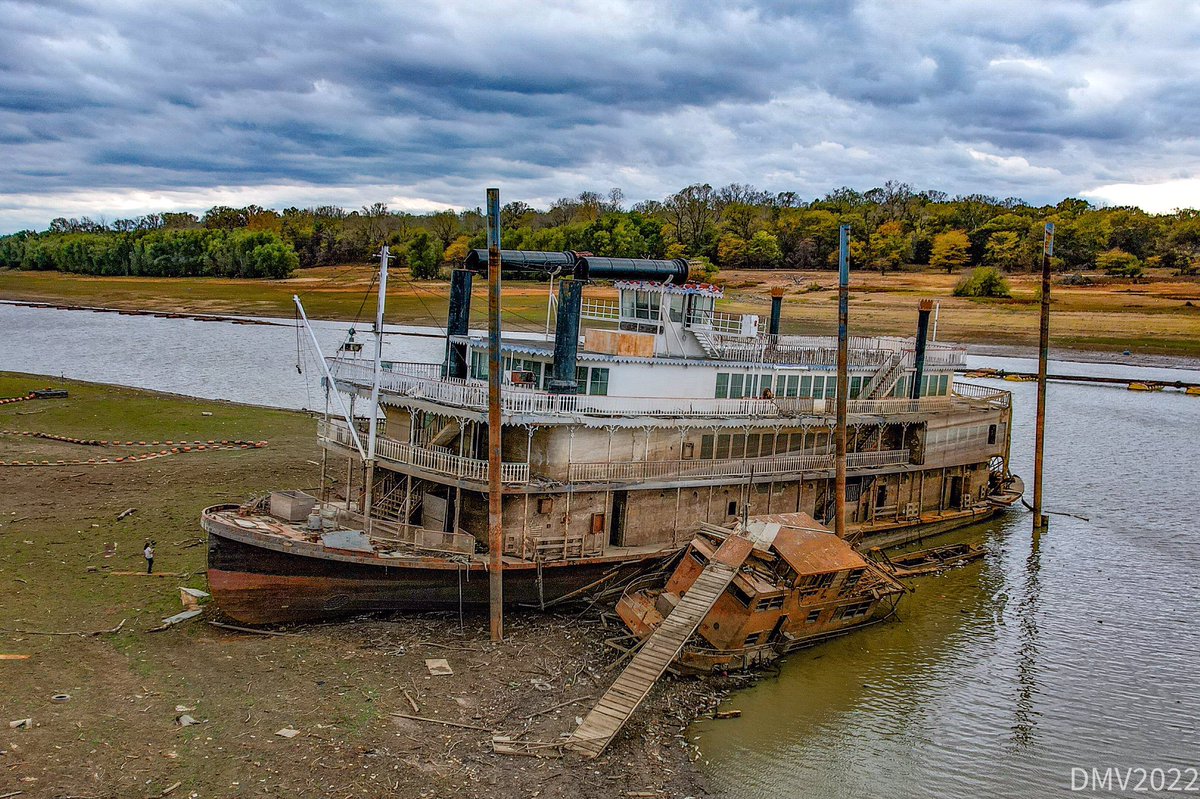 @Dentonwx Drone shots of Riverside Marina at McKellar Lake. Diamond Lady Casino Riverboat sitting in the mud.