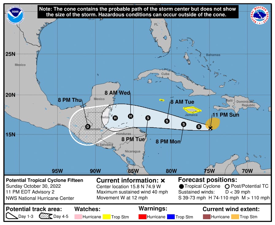 El Centro Nacional de Huracanes pronostica que este lunes por la mañana el potencial Ciclón Tropical Quince se convierta en la Tormenta Tropical #Lisa. Luego se espera que impacte a #Belice, como huracán, la noche del miércoles. bit.ly/sD62z5