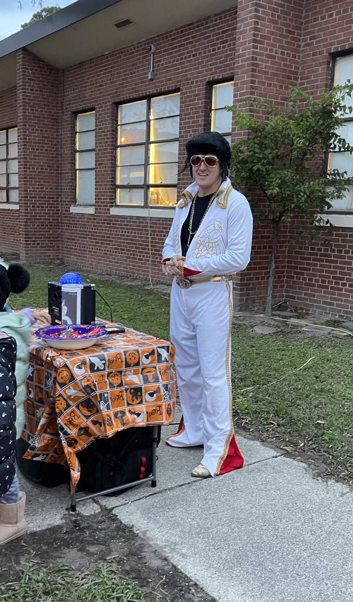 <a href="/WillardModelES/">Willard Sharks</a> so much fun at the #HarvestFestival Glad to see it back.  Thank you to our fantastic PTA, teachers and volunteers!