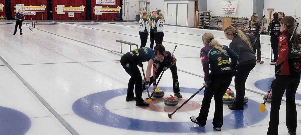twinetime14's tweet photo. Hunkin makes the hit &amp; stick to toss a big end on the board

Bring out the measuring stick (again in this game)

Advantage yellow and 3 on the board

Hunkin 5 - Sturmay 5

Sturmay with 🔨 playing 7

#CSideGrind
#CCAutumnGold
#curling 🥌 https://t.co/c2P9dpXjqS