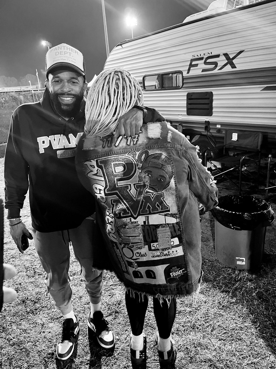imchantellylace's tweet photo. Yo this man single handedly brought the house down!
S/O @djmrrogers #PVlegend #homecomingkingz @PVAMU #pvhomecoming22 https://t.co/ZNuWvvbXkj