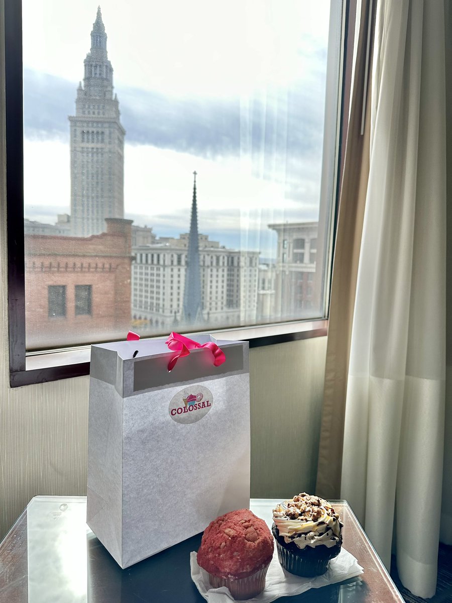 MAUDJACK's tweet image. Had to grab a few snacks before I left Cleveland earlier today. 🧁 #ColossalCupcakes