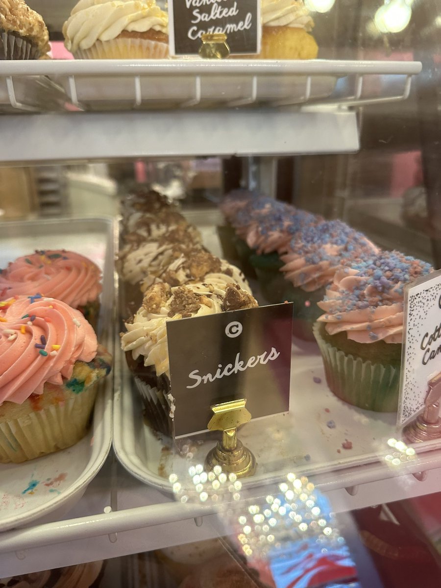 MAUDJACK's tweet image. Had to grab a few snacks before I left Cleveland earlier today. 🧁 #ColossalCupcakes