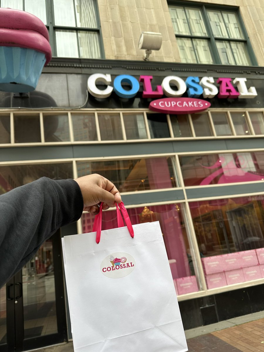 MAUDJACK's tweet image. Had to grab a few snacks before I left Cleveland earlier today. 🧁 #ColossalCupcakes