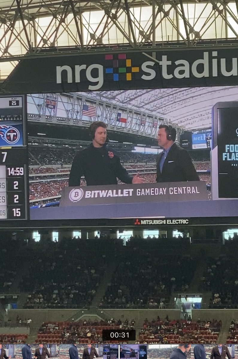 Garrett was featured as the #FlashBack player today at NRG stadium, and it gave me all the feels to see his face and stats on the big screen this afternoon. ❤️