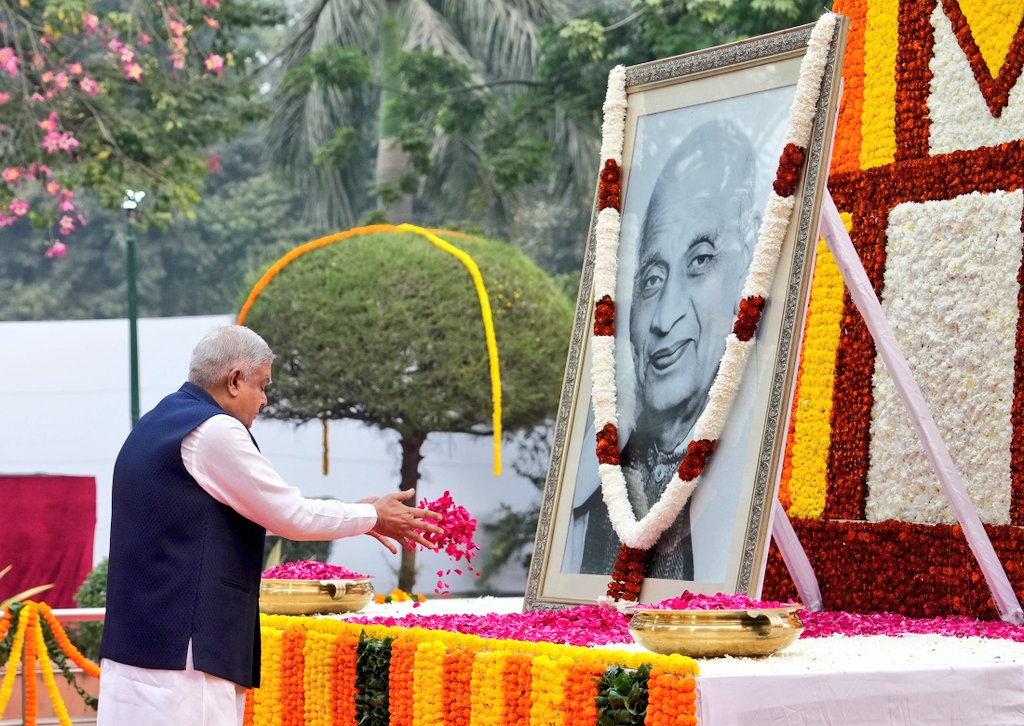 VPIndia's tweet photo. आज सरदार वल्लभभाई पटेल की जयंती के अवसर पर माननीय उपराष्ट्रपति श्री जगदीप धनखड़ ने नई दिल्ली स्थित पटेल चौक पर सरदार पटेल की प्रतिमा पर पुष्पांजलि अर्पित की। #SardarVallabhaiPatel @rashtrapatibhvn @AmitShah @LtGovDelhi https://t.co/Ry5XjALnKx