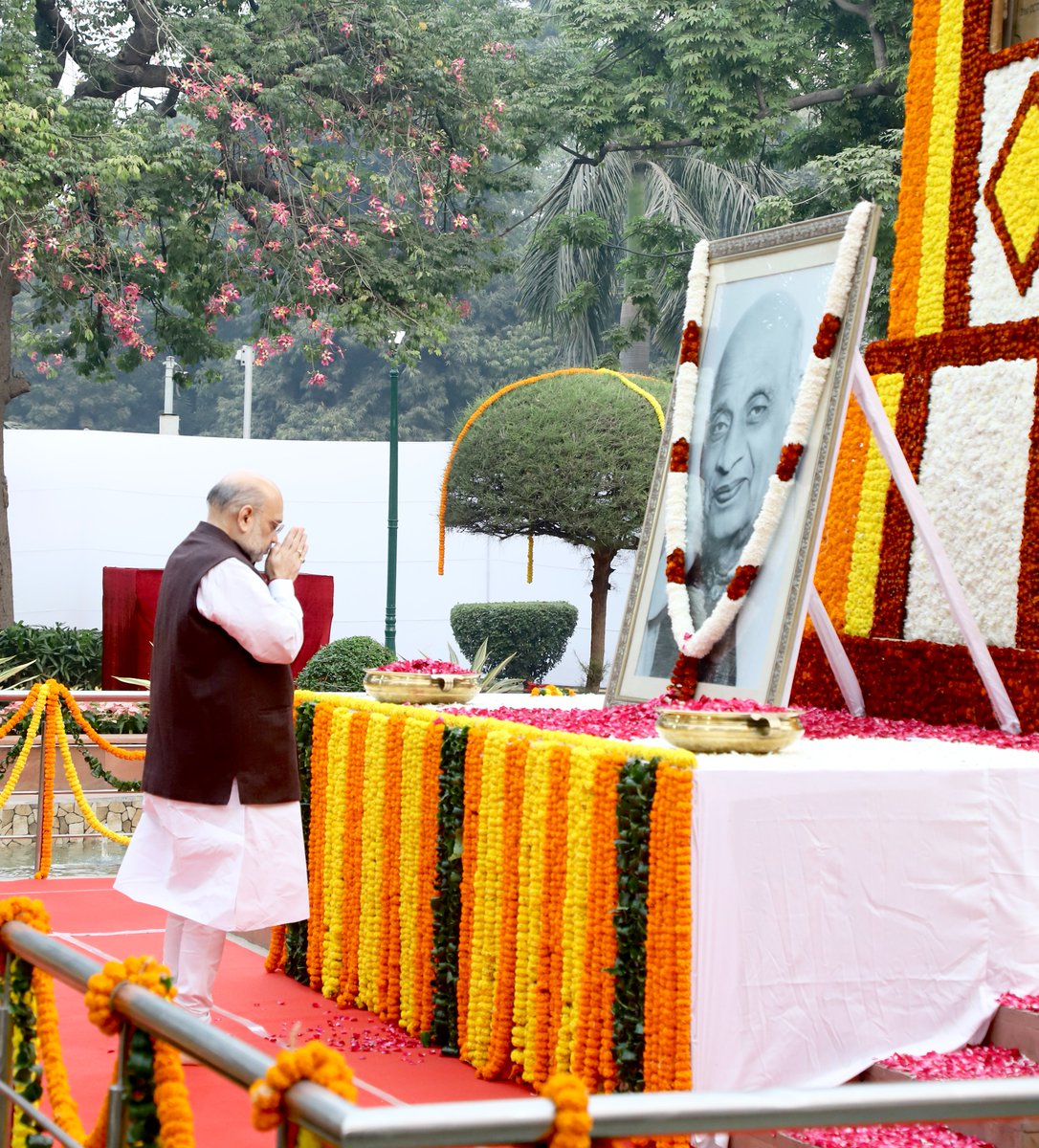 AmitShah's tweet photo. सदियों में कोई एक ‘सरदार’ बन पाता है जो कई सदियों तक एकता और देशभक्ति की कभी न कमजोर पड़ने और कभी न बुझने वाली अलख जगाता है...
सरदार वल्लभभाई पटेल जी की जयंती पर नई दिल्ली के पटेल चौक पर कृतज्ञ राष्ट्र की ओर से उन्हें श्रद्धासुमन अर्पित किए। https://t.co/4L7AM0WP3d